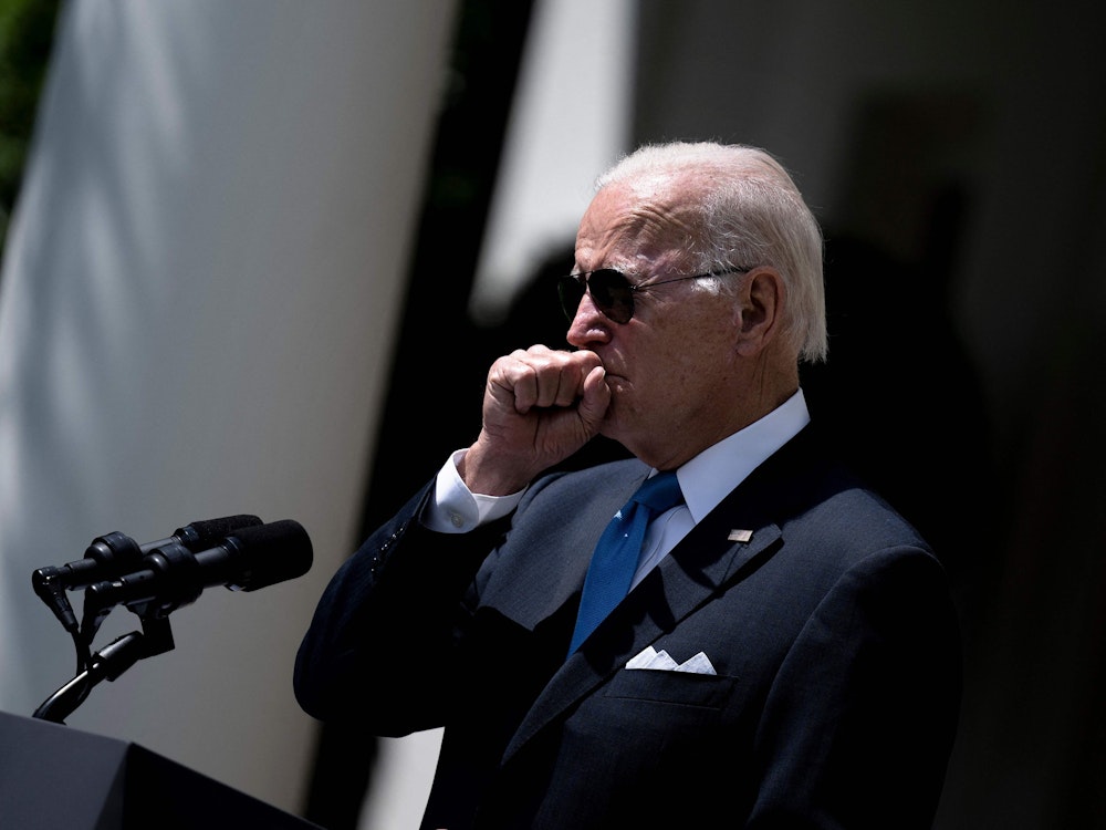 Joe Biden, hier auf einem Foto vom 27. Juli 2022 im Rosengarten des Weißen Hauses, ist erneut positiv auf das Coronavirus getestet worden.