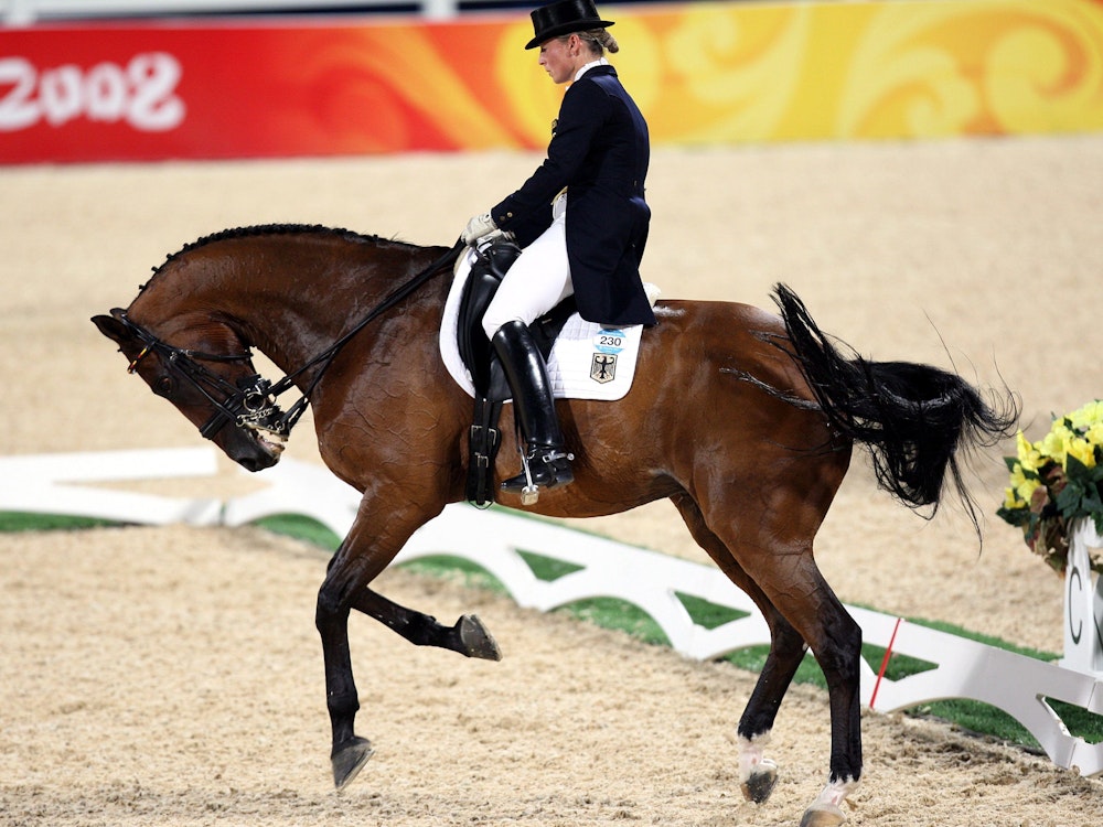Die deutsche Dressurreiterin Isabell Werth tritt auf ihrem Pferd Satchmo in der Einzeldressur bei den Olympischen Spielen 2008 an. Sie gab heute bekannt, dass ihr Gold-Pferd im Alter von 28 Jahren verstorben sei.