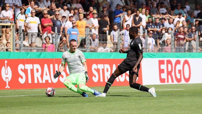 Borussia Mönchengladbach hat am Sonntag (31. Juli 2022) in der ersten DFB-Pokal-Runde einen 9:1-Sieg beim SV Oberachern erzielt. Marcus Thuram (r.) gelang dabei ein lupenreiner Hattrick in der ersten Halbzeit. Das Foto zeigt ihn beim 2:0 im Duell mit Torhüter Mark Redl.