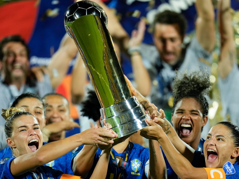 Die brasilianische Frauenfußballnationalmannschaft feiert den Gewinn der Copa América 2022.