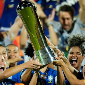 Die brasilianische Frauenfußballnationalmannschaft feiert den Gewinn der Copa América 2022.