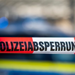 Die vermisste 14-Jährige aus Baden-Württemberg ist tot. Unser Symbolbild zeigt ein Absperrband mit der Aufschrift „Polizeiabsperrung“ ist vor einem Polizeiwagen. picture alliance/dpa