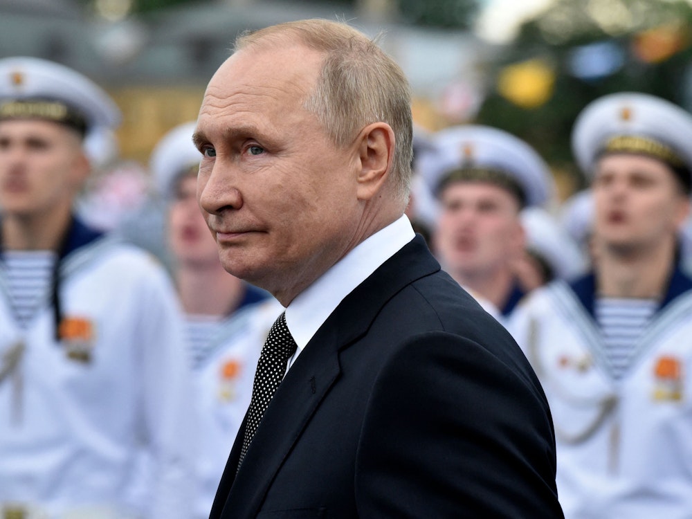 Russlands Präsident Wladimir Putin überprüft die Marinetruppen, während er an der wichtigsten Marineparade zum Tag der russischen Marine in St. Petersburg teilnimmt.