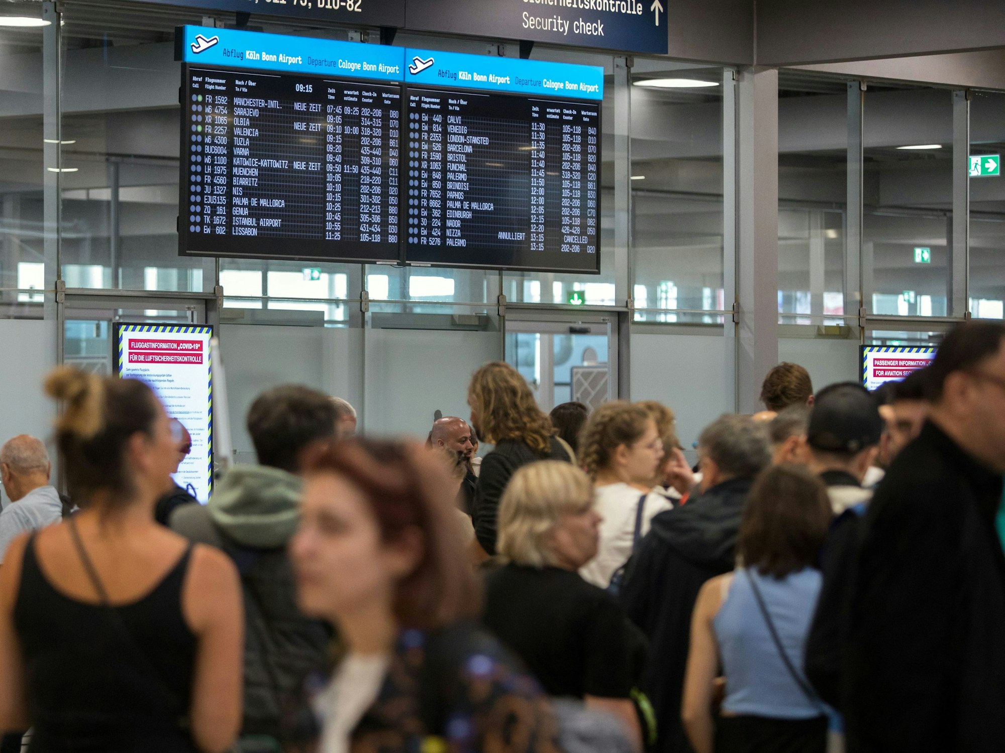 Wartende Fluggäste am Flughafen Köln/Bonn.