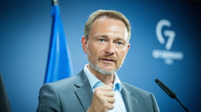 Christian Lindner (FDP), Bundesminister der Finanzen, spricht bei einem Pressestatement Ende Juli zu aktuellen politischen Themen. Er warnt vor einer Stromkrise.