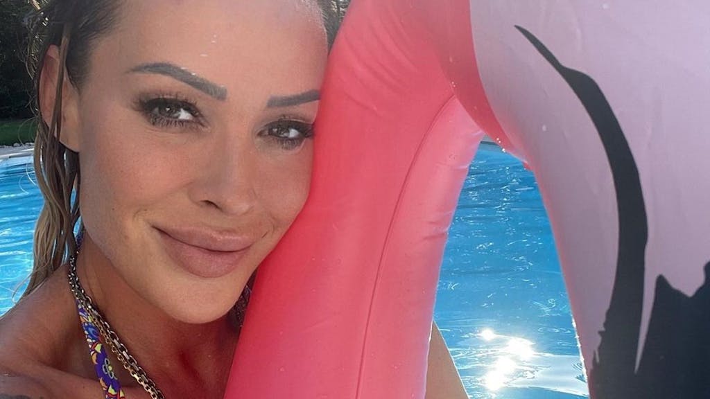 Cora Schumacher, hier auf einem Instagram-Selfie vom 19. Juli 2022, grinst in einem Pool in die Kamera.&nbsp;