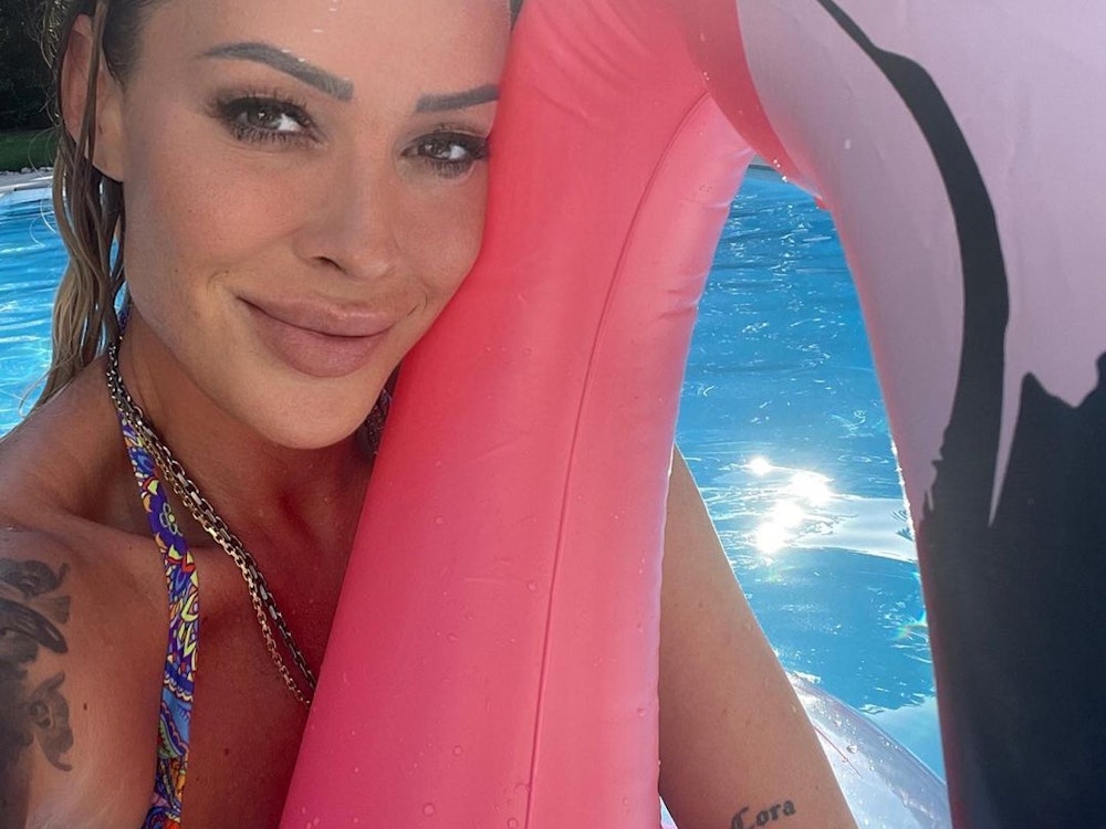 Cora Schumacher, hier auf einem Instagram-Selfie vom 19. Juli 2022, grinst in einem Pool in die Kamera.