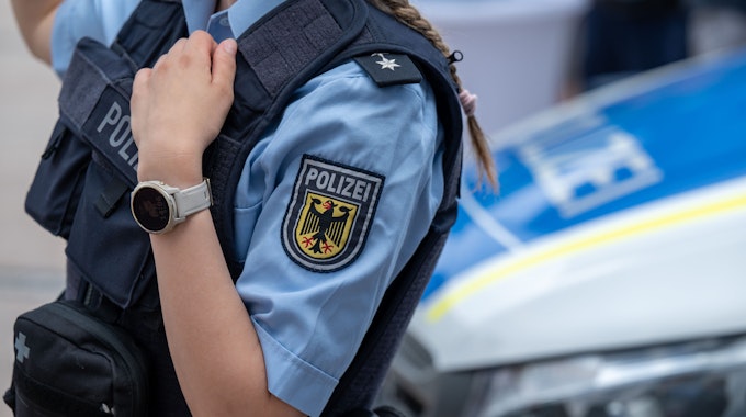 Die Polizei in Bayern nahm eine Frau fest, die Menschen mit einem schwertähnlichen Gegenstand verletzte. Bei unserem Foto handelt es sich um ein Symbolbild.