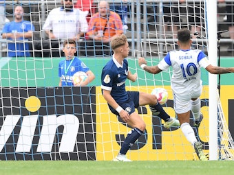Schalkes Rodrigo Zalazar (r) erzielt das Tor zum 0:1, Mats Kaiser vom Bremer SV kann es nicht verhindern. 