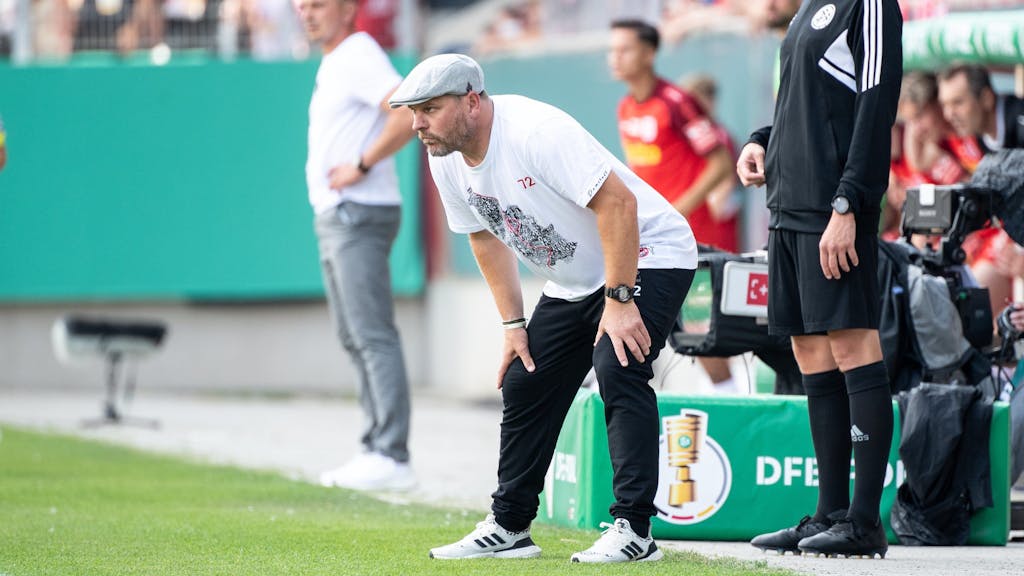 Steffen Baumgart sieht das Pokal-Aus des 1. FC Köln in Regensburg.