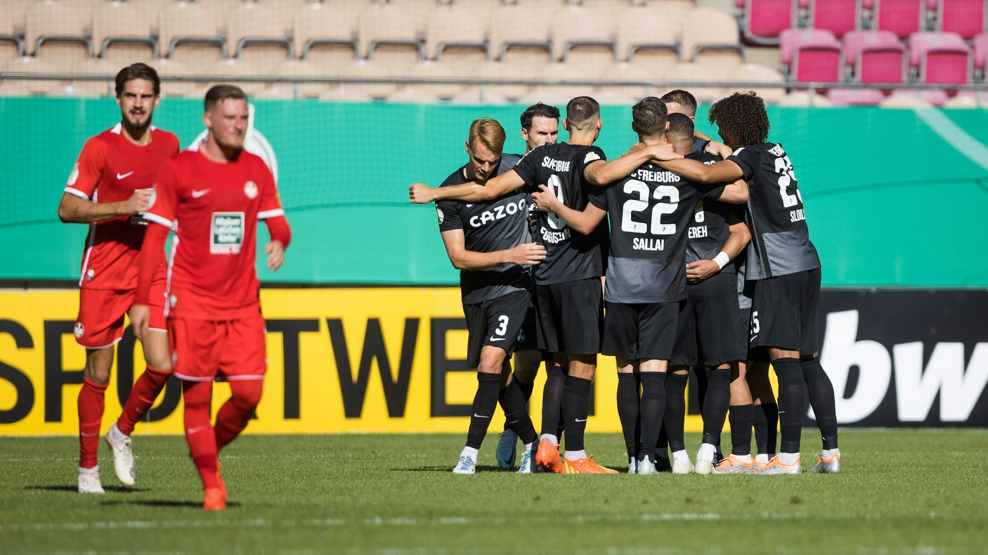Die Spieler des SC Freiburg umarmen sich nach dem Siegtreffer in der Verlängerung.