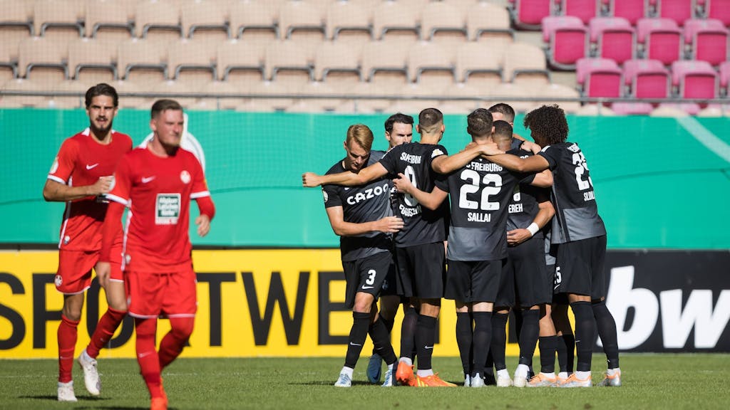 Die Spieler des SC Freiburg umarmen sich nach dem Siegtreffer in der Verlängerung.