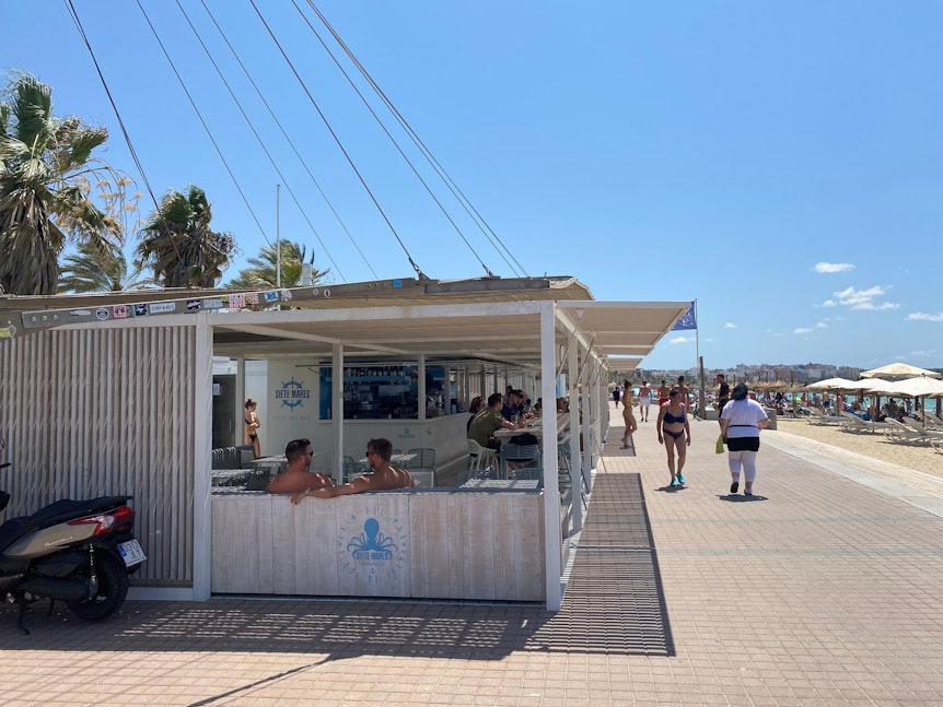 Die Lokalitäten an der Playa de Palma sind im schicken weißen Strand-Look gehalten. Das Bild wurde am 28. Juli aufgenommen.
