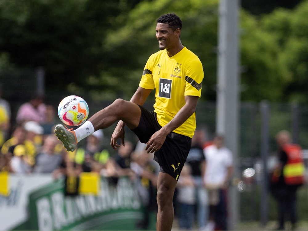 Training Borussia Dortmund auf dem vereinseigenen Trainingsgelände: Dortmunds Sebastien Haller hält lachend den Ball hoch.