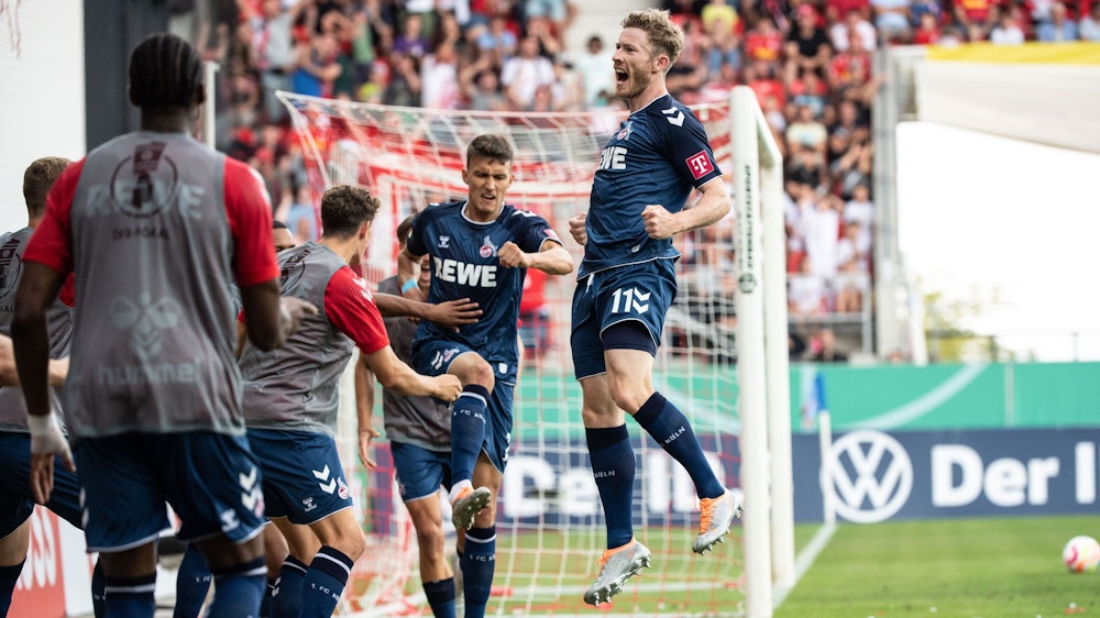 Die Spieler des 1. FC Köln jubeln über ein Tor im DFB-Pokal