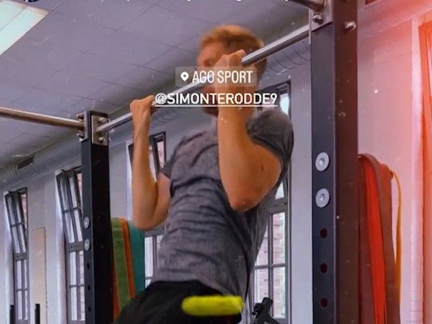 Auf Instagram zeigte Fitness-Coach Arne Greskowiak den schwitzenden Simon Terodde.