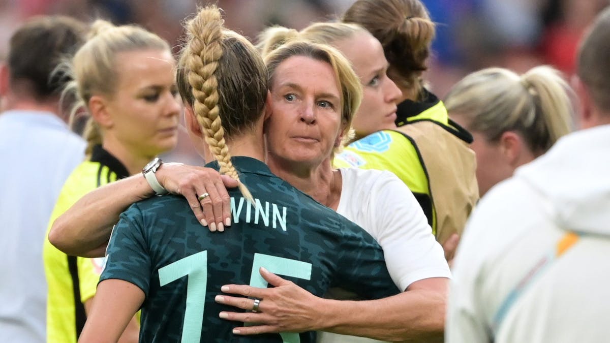 Bundestrainerin Martina Voss-Tecklenburg umarmt Giulia Gwinn nach der Niederlage im EM-Finale 2022 gegen England.
