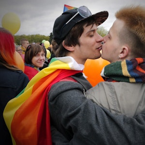 Zwei Männer küssen sich während einer Demonstration in St. Petersburg. Dieses Foto entstand 2015 am internationalen Tag gegen Homophobie.
