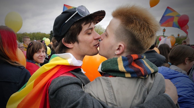 Zwei Männer küssen sich während einer Demonstration in St. Petersburg. Dieses Foto entstand 2015 am internationalen Tag gegen Homophobie.