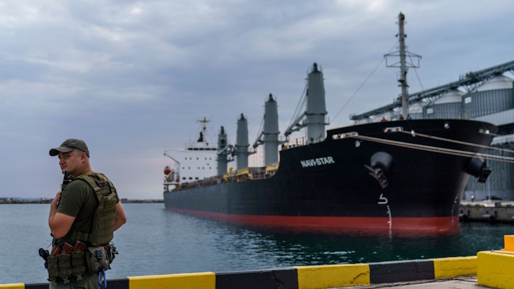 Dieses mit Getreide beladene Schiff wartet darauf, den Hafen von Odesa zu verlassen. Das Foto wurde am 29. Juli aufgenommen.