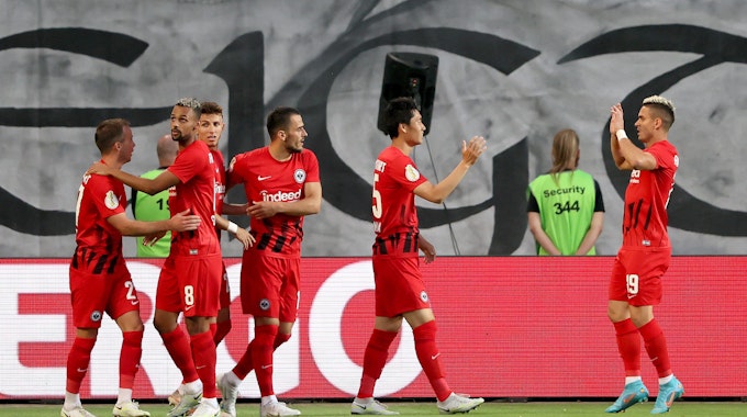 Führung in Magdeburg: Eintracht Frankfurts Profis feiern.