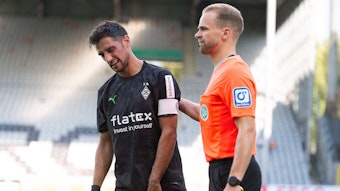 Lars Stindl von Borussia Mönchengladbach fasst sich im Pokal-Spiel gegen den SV Oberachern in Freiburg ans Bein.