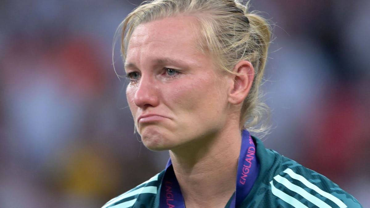 Alexandra Popp weint mit hängenden Mundwinkeln nach dem verlorenen EM-Finale mit Deutschland.