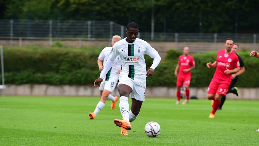 Die U23 von Borussia Mönchengladbach hat sich am Sonntag (31. Juli 2022) in der Regionalliga West ein 3:3 gegen RW Oberhausen erkämpft. Das Foto zeigt Gladbachs Mamadou Doucouré am Ball.
