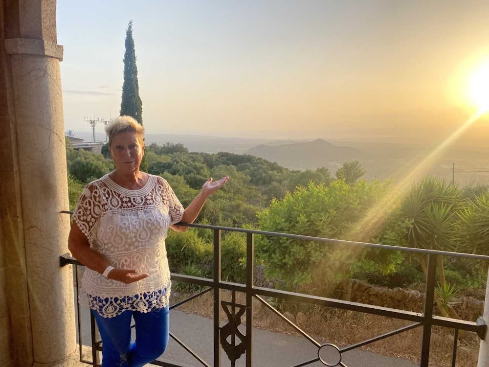 Marita Köllner beim Sonnenuntergang im Restaurant des Klosters Randa auf Mallorca am 26. Juli 2022.