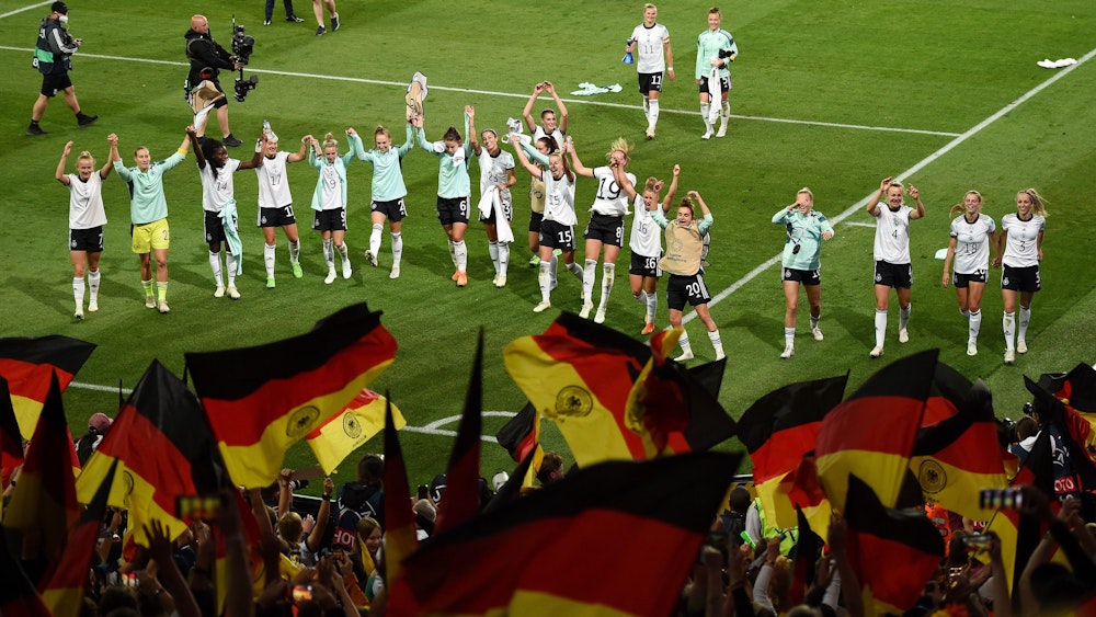 Die DFB-Frauen jubeln mit ihren Fans im Stadion nach dem Einzug ins EM-Finale