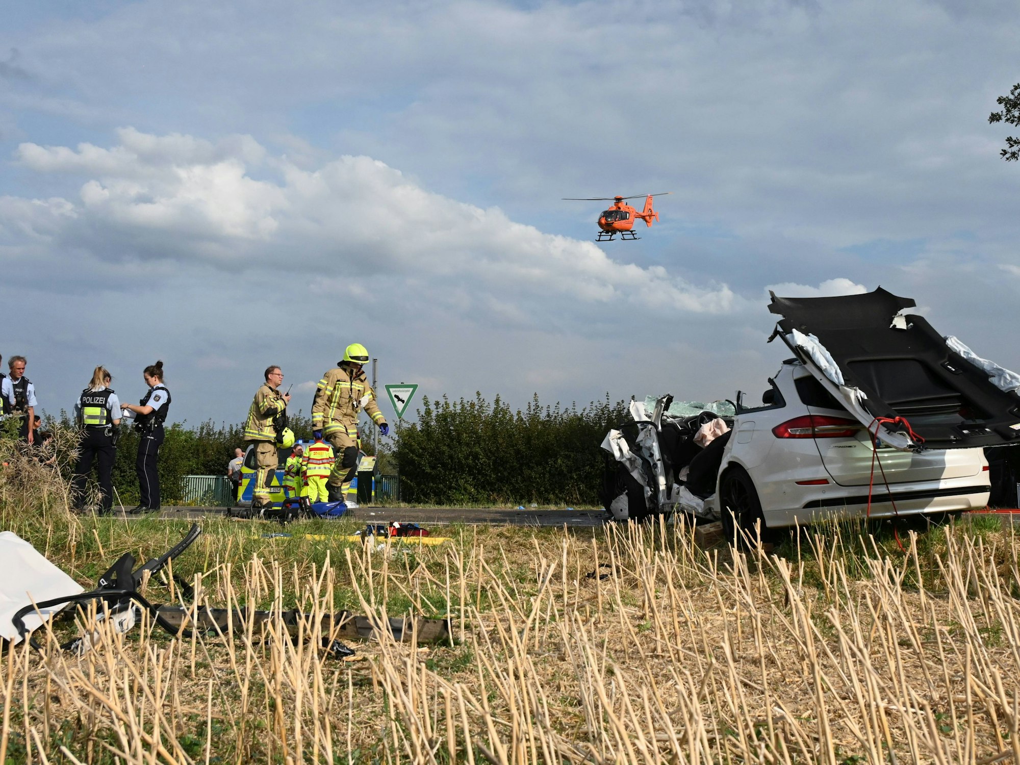 Ein Verkehrsunfall Pulheim am 1. August 2022, bei dem ein Rettungshubschrauber zum Einsatz kam.
