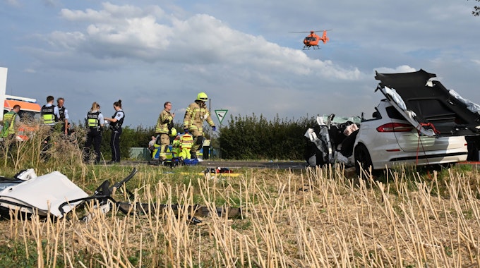 Ein Verkehrsunfall Pulheim am 1. August 2022, bei dem ein Rettungshubschrauber zum Einsatz kam.