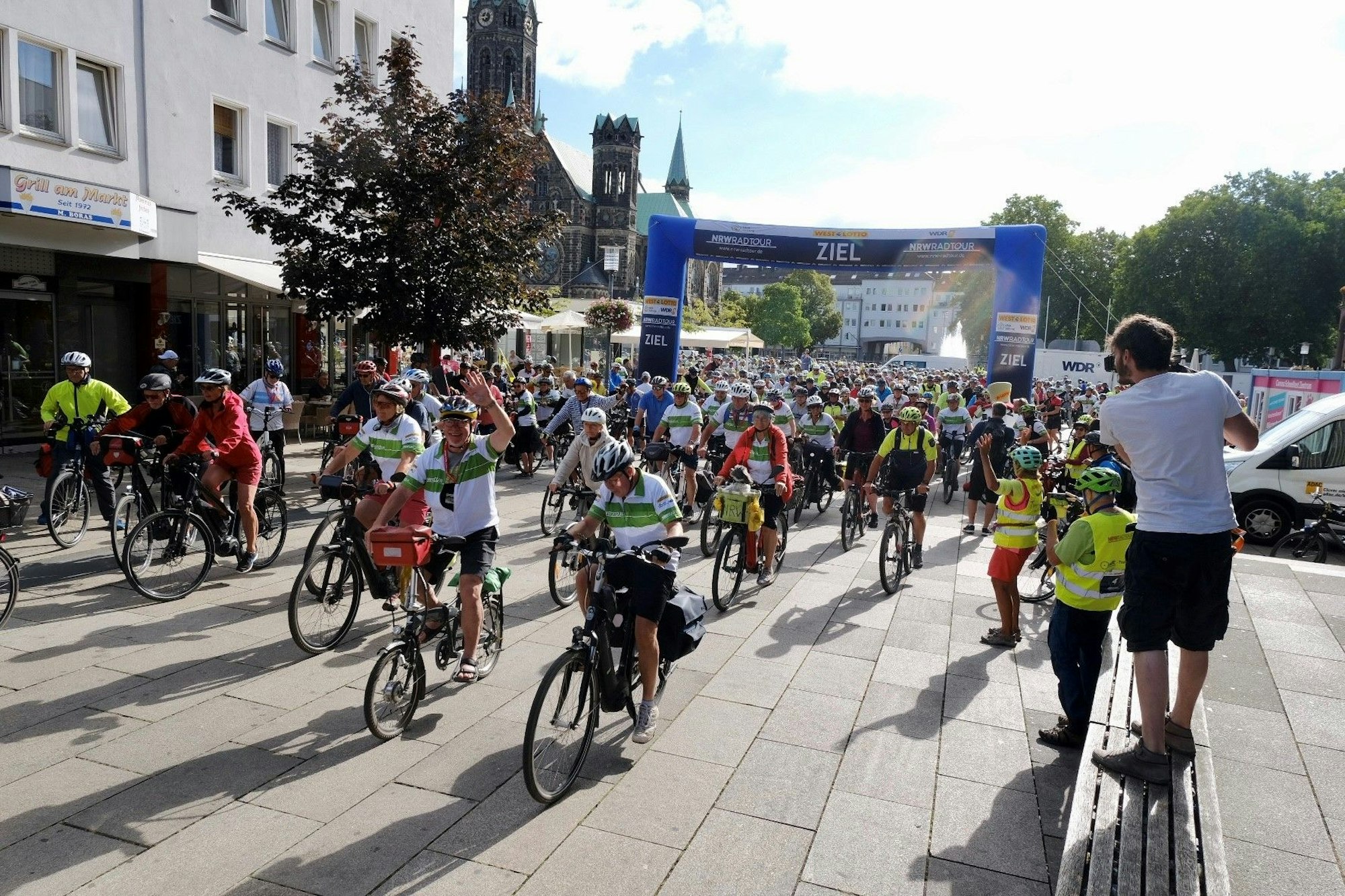Mehr als 1.000 Radfahrerinnen und -fahrer, vier Etappen, rund 245 Kilometer – das war die NRW-Radtour 2022 im Westen von NRW. 