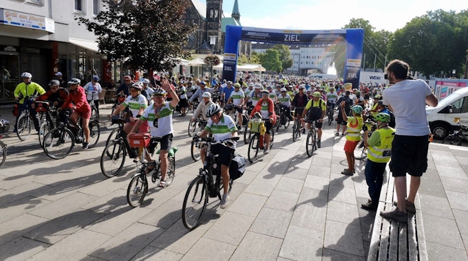 Mehr als 1.000 Radfahrerinnen und -fahrer, vier Etappen, rund 245 Kilometer – das war die NRW-Radtour 2022 im Westen von NRW.