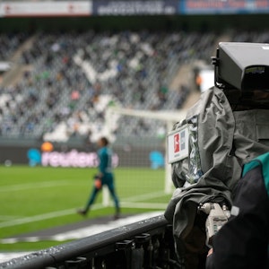Ein Kameramann beim Bundesliga-Spiel von Borussia Mönchengladbach gegen Union Berlin
