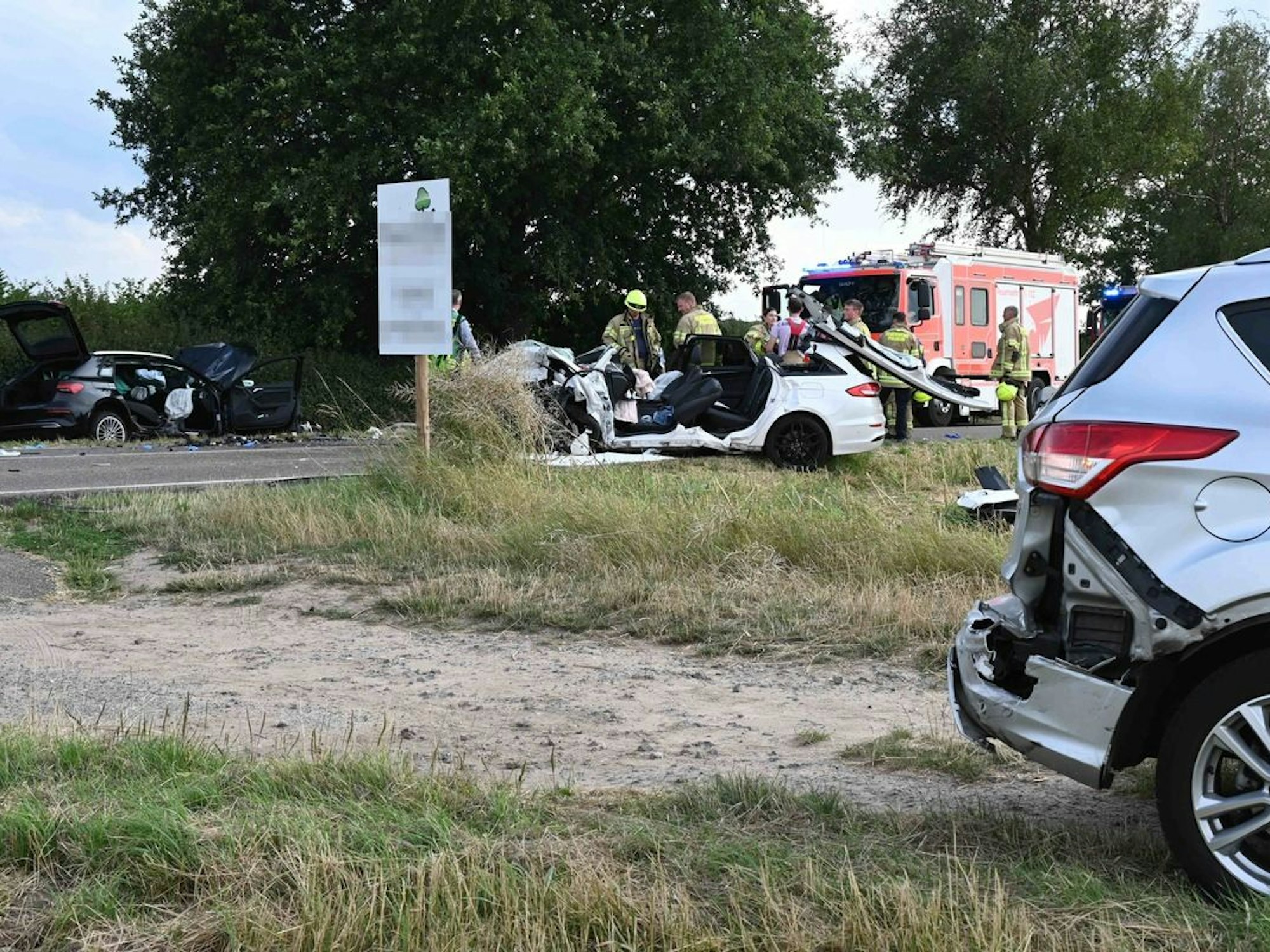 Das Foto zeigt die Unfallstelle und die beschädigten Fahrzeuge.