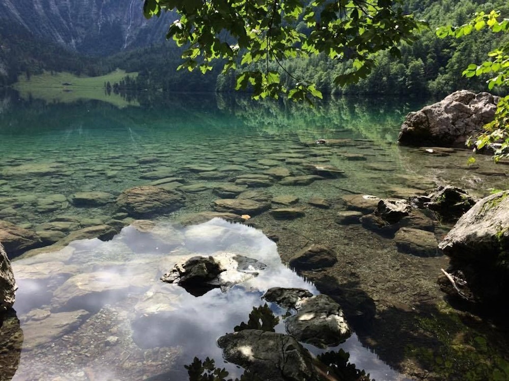 Der Obersee in Bayern ist beliebt und berühmt für seine Spiegelungen der umliegenden steilen Bergwände in der glatten, türkisfarbenen Oberfläche des Sees. Der Obersee befindet sich im Nationalpark Berchtesgaden, südlich des Königssees bei Schönau. Vom Ufer des Königssee führt ein flacher Wanderweg zum Obersee.