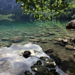 Der Obersee in Bayern ist beliebt und berühmt für seine Spiegelungen der umliegenden steilen Bergwände in der glatten, türkisfarbenen Oberfläche des Sees. Der Obersee befindet sich im Nationalpark Berchtesgaden, südlich des Königssees bei Schönau. Vom Ufer des Königssee führt ein flacher Wanderweg zum Obersee.