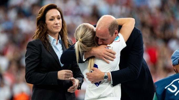 Englands Leah Williamson umarmt Prinz William nach dem gewonnen EM-Finale gegen Deutschland.