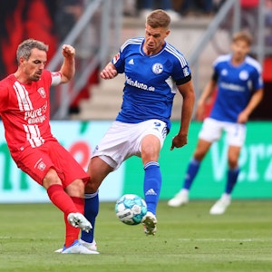 Simon Terodde für Schalke gegen Enschedes Wout Brama.