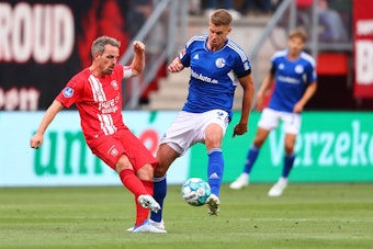 Simon Terodde für Schalke gegen Enschedes Wout Brama.