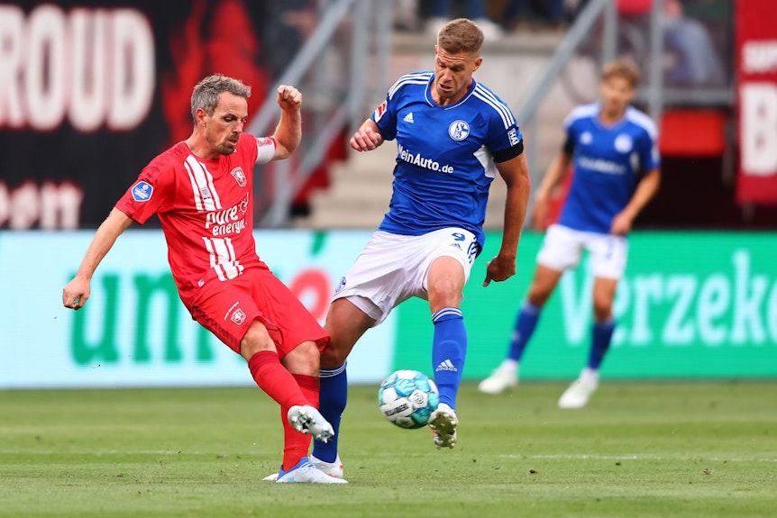 Schalke Simon Terodde gegen Enschedes Wout Brama.