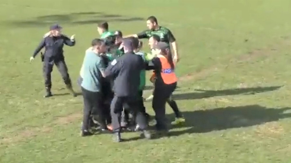 Mehrere Einsatzkräfte der Polizei setzen Amateurfußballer Cristian Tirone fest, nachdem er eine Schiedsrichterin brutal mit einem Faustschlag von hinten attackiert hat.