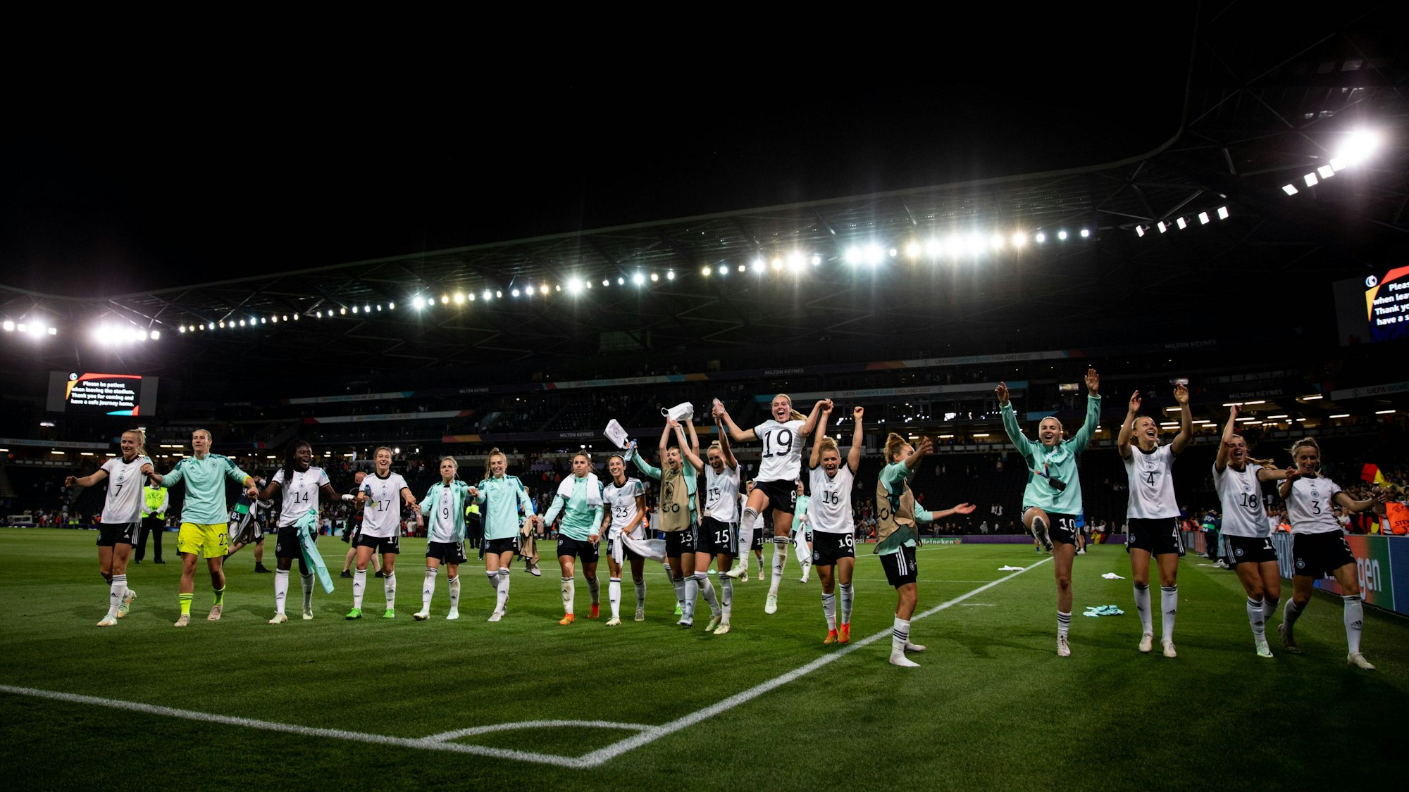 Die DFB-Frauen jubeln Hand in Hand vor den Fans.