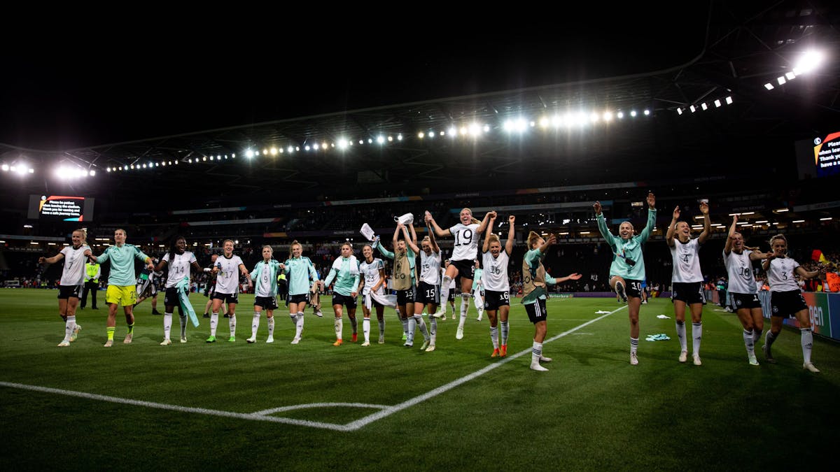 Die DFB-Frauen jubeln Hand in Hand vor den Fans.