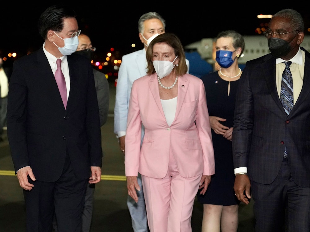 Dienstag, 2. August: Dieses vom taiwanesischen Außenministerium veröffentlichte Handout zeigt Nancy Pelosi, Sprecherin des US-Repräsentantenhauses, nach ihrer Ankunft am Flughafen von Taipeh. Allen Drohungen aus China zum Trotz ist die US-Spitzenpolitikerin Pelosi zu einem Besuch in Taiwan eingetroffen.