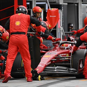 Charles Leclerc mit seinem Ferrari beim Boxenstop beim Rennen der Formel 1 in Ungarn