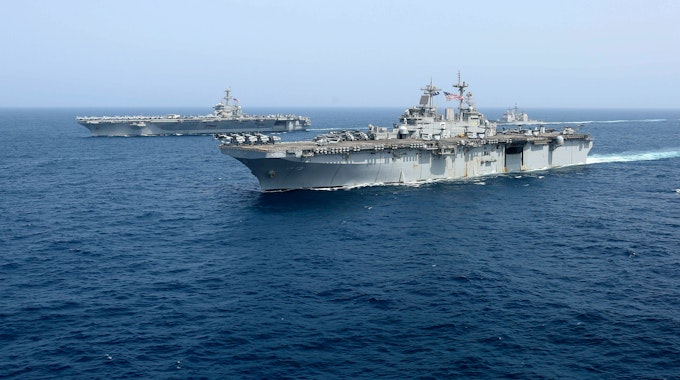Das amphibische Angriffsschiff USS Kearsarge (vorne, hier auf einem Archivfoto von 2019 im Arabischen Meer) passierte einem Medienbericht zufolge die dänische Nordspitze bei Skagen – und nahm Kurs auf den Großen Belt.