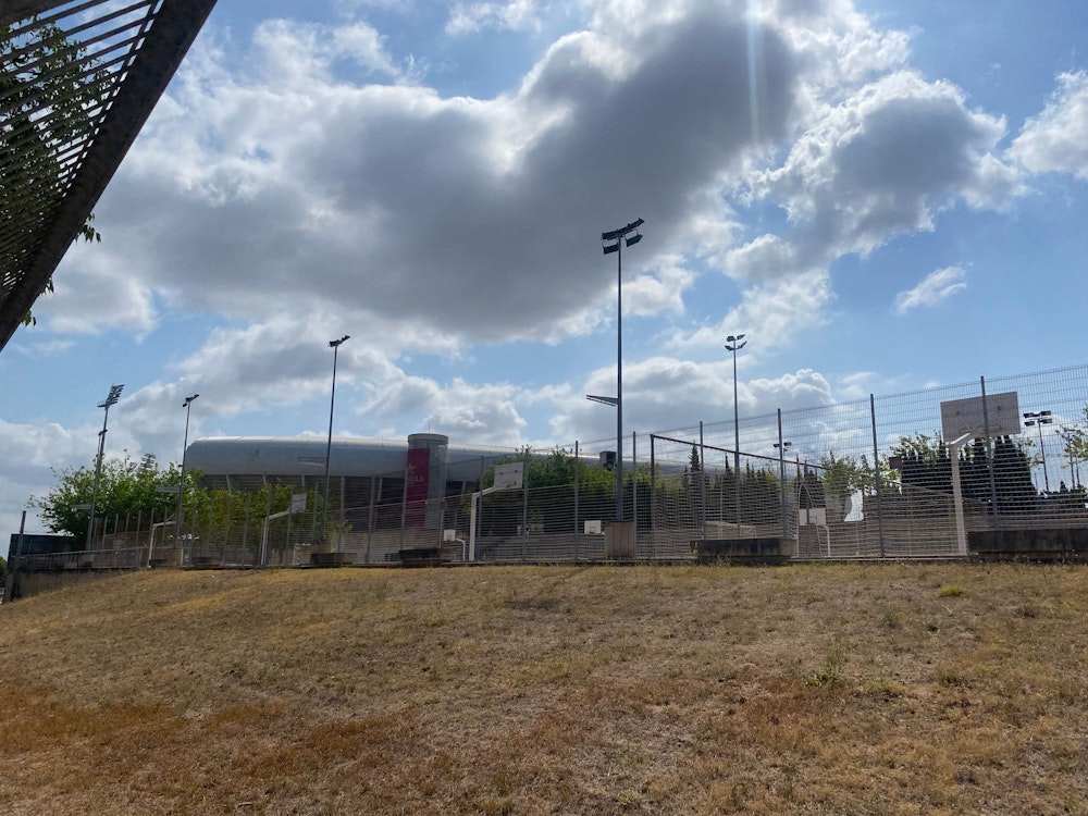 Unmittelbar vor dem Stadion des Erstligisten RCD Mallorca können Hobby-Spielerinnen und Spieler ihre Basketballkünste trainieren. Das Foto wurde am 27. Juli 2022 aufgenommen.