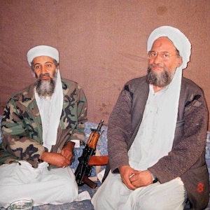 Ein Foto der Zeitung Ausaf aus em Jahr 2001 zeigt Osama bin Laden (l.) zusammen mit seinem Stellvertreter Aiman al-Sawahiri.